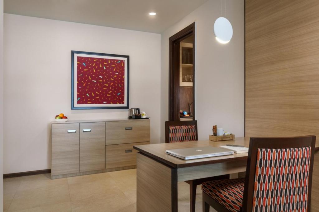 Fotografie z fotogalerie ubytování Sandal Suites by Lemon Tree Hotels v destinaci Noida