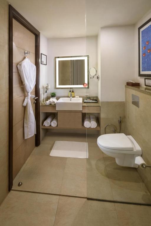Koupelna v ubytování Sandal Suites by Lemon Tree Hotels