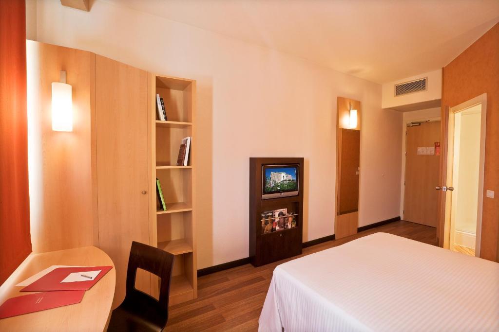 Telewizja i/lub zestaw kina domowego w obiekcie Hotel Rafael