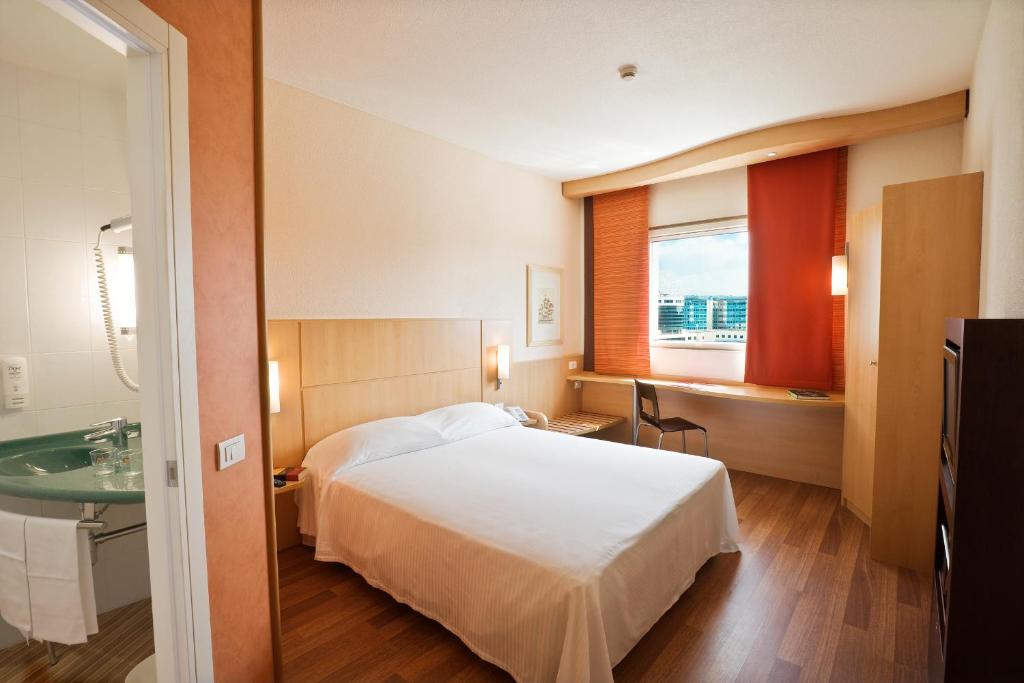 Łóżko lub łóżka w pokoju w obiekcie Hotel Rafael