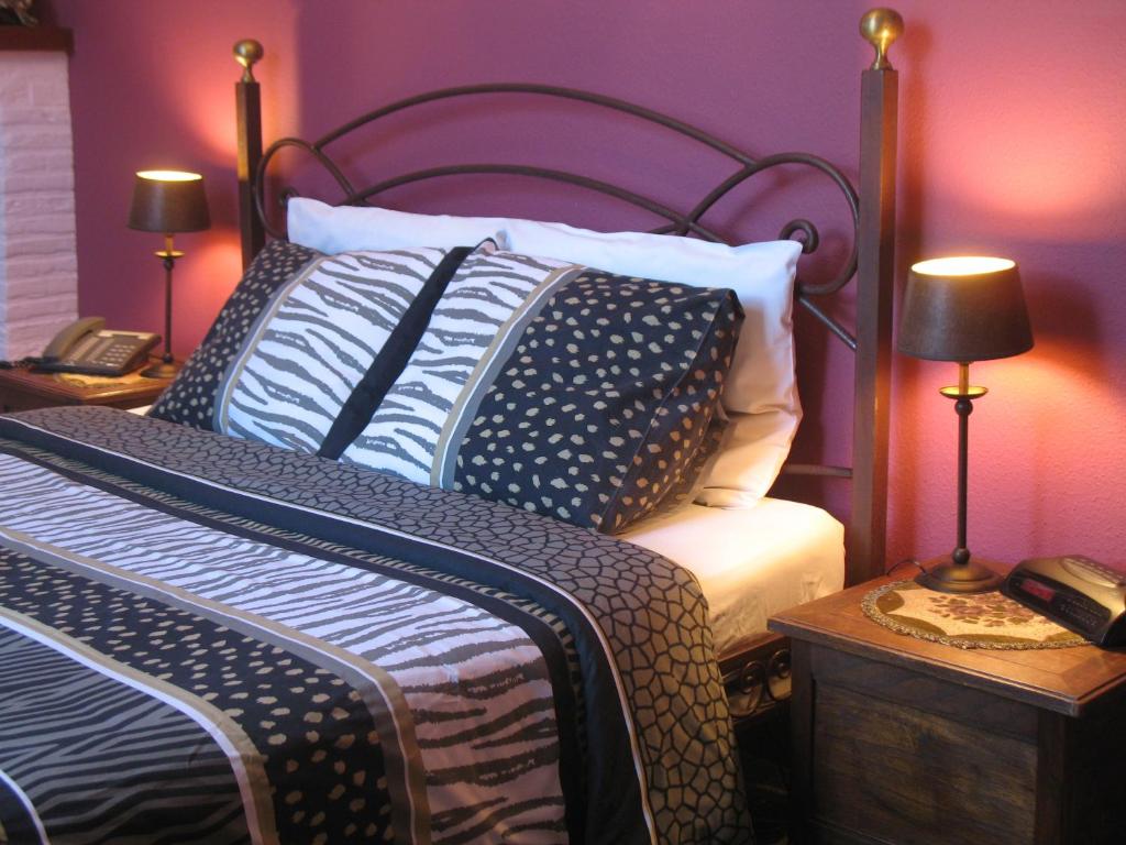 Un dormitorio con una cama con almohadas. en B&B Het Wit Beertje, en Brujas