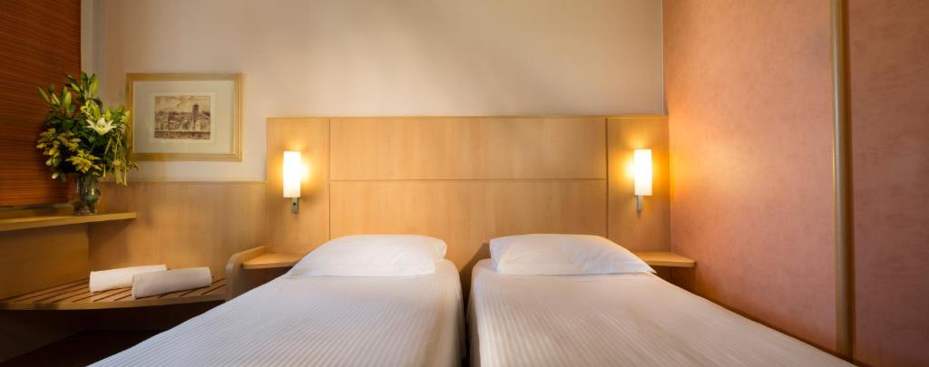 Łóżko lub łóżka w pokoju w obiekcie Hotel Rafael