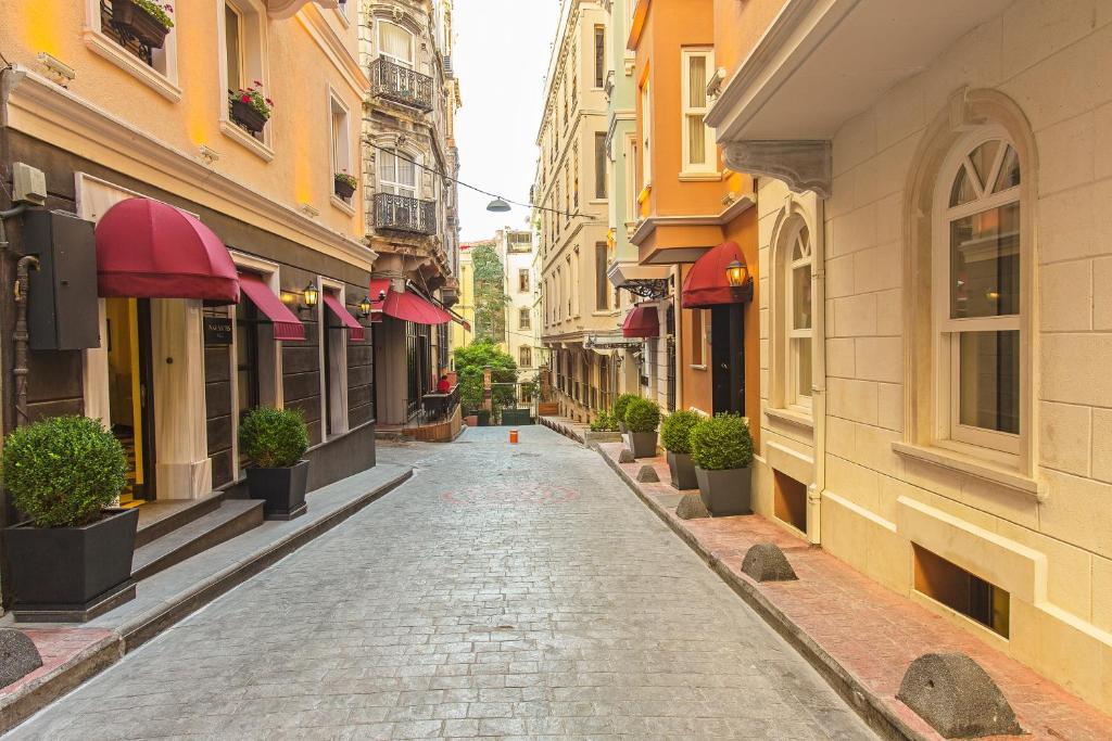 een lege straat in een stad met gebouwen bij Meroddi Pera Flats in Istanbul