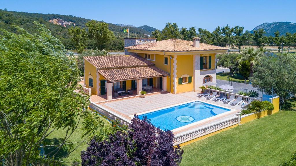 Luftaufnahme eines Hauses mit Swimmingpool in der Unterkunft Can Marti Bea in Sa Pobla