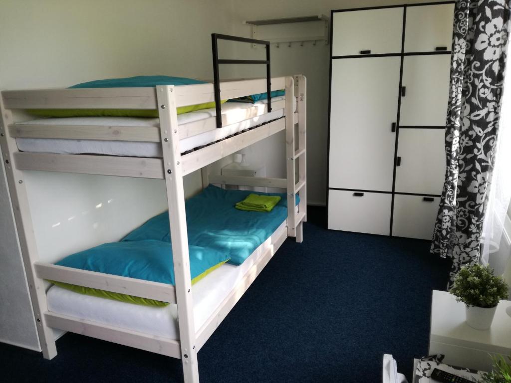 Postel nebo postele na pokoji v ubytování Sporthotel Zimní stadion Benešov