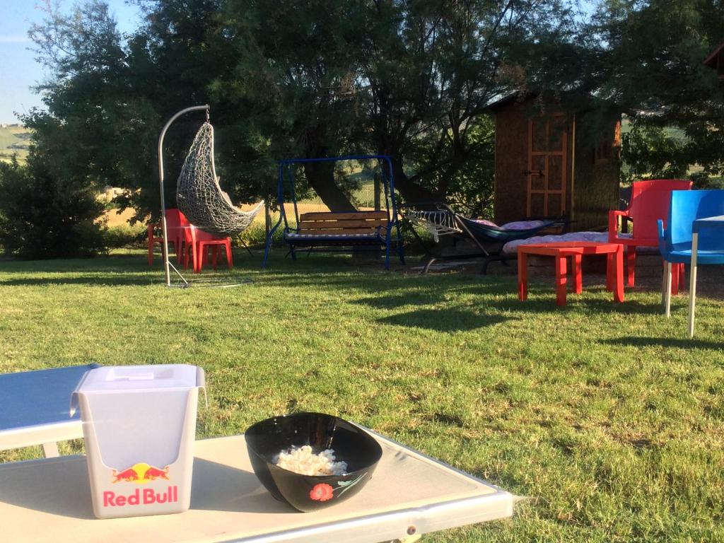 un tavolo con una ciotola di popcorn e un parco giochi di B&B Aesis La Dolce Collina a Jesi