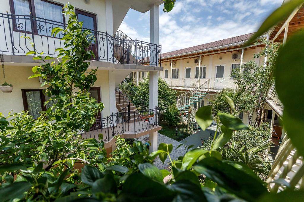 阿盧什塔的住宿－Hotel Edem，楼梯和植物的建筑形象