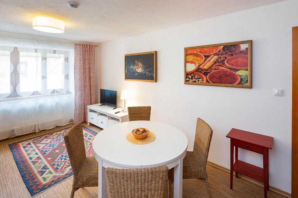 TV a/nebo společenská místnost v ubytování Apartmány Pod náměstím