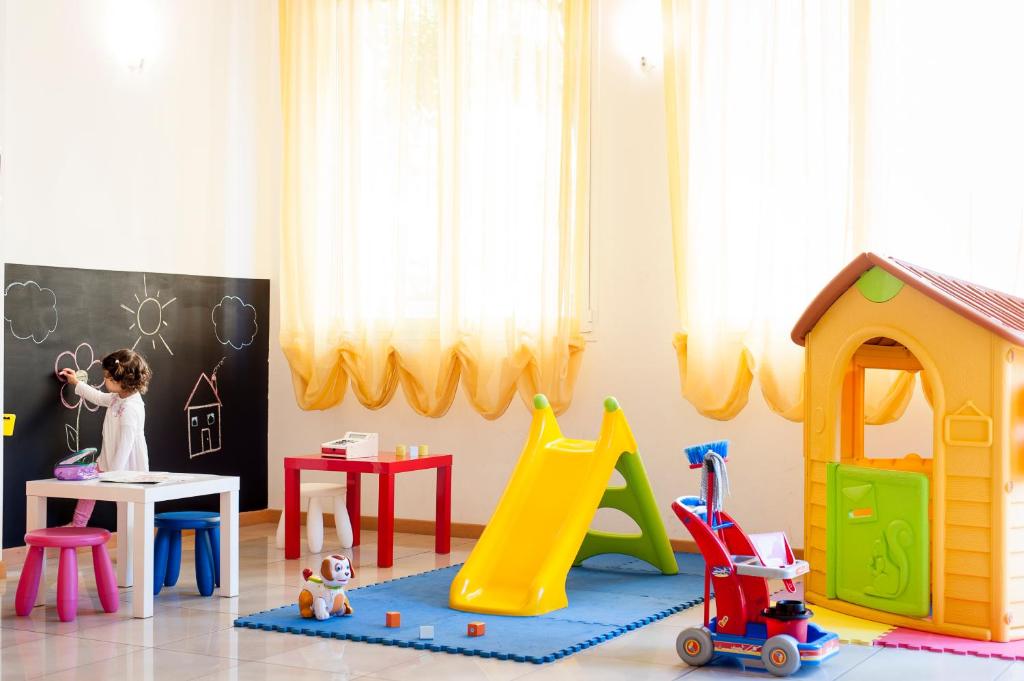 una sala giochi per bambini con diversi tipi di giochi di Welcome Residence per famiglie a Rimini