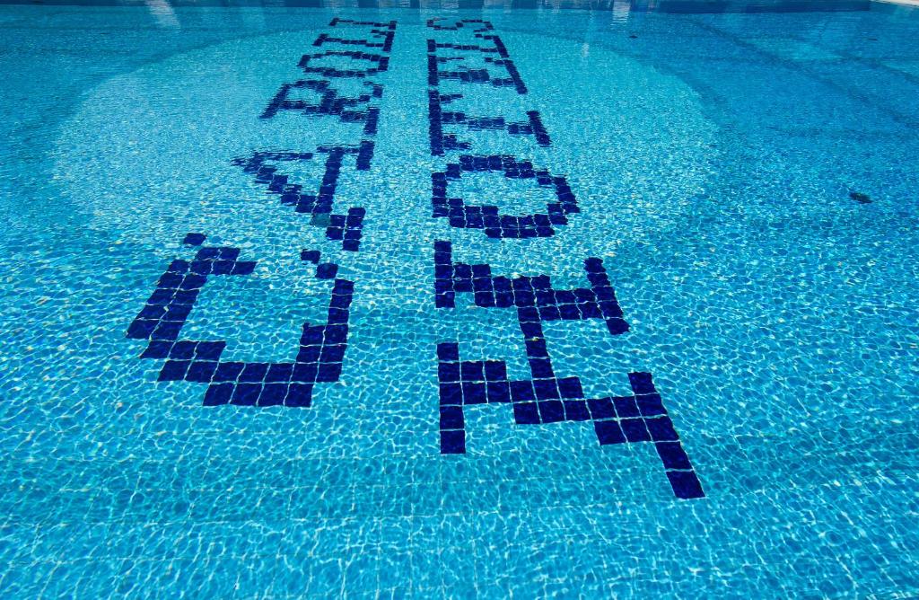Bazén v ubytování Joli Park Hotel - Caroli Hotels nebo v jeho okolí