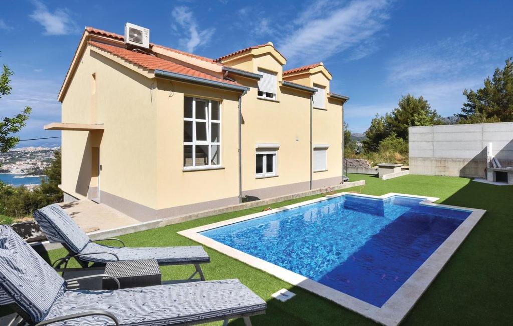 Villa con piscina frente a una casa en Villa Matanovi Dvori, en Podstrana