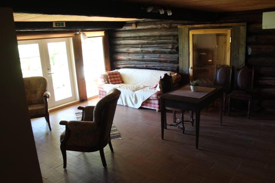 Pällu的住宿－Väike-Pällo Holiday Home，客厅配有床和桌椅