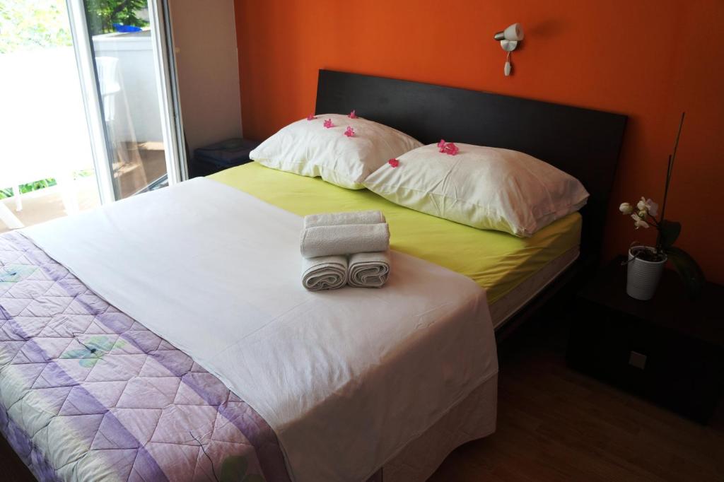 un lit avec deux serviettes assises dans l'établissement Guest house Tina, à Rab