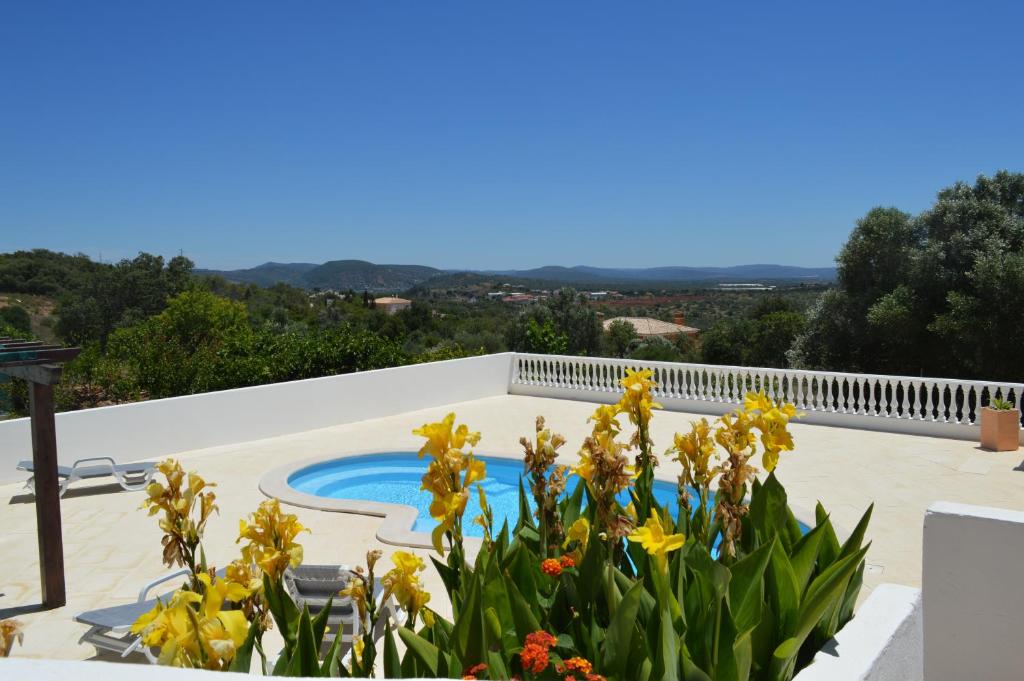 een villa met een zwembad en bloemen bij Boa Vista in São Bartolomeu de Messines