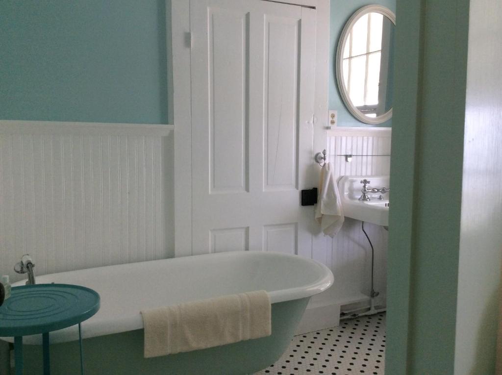 Wades Point Inn on the Bay - Economy Double Room