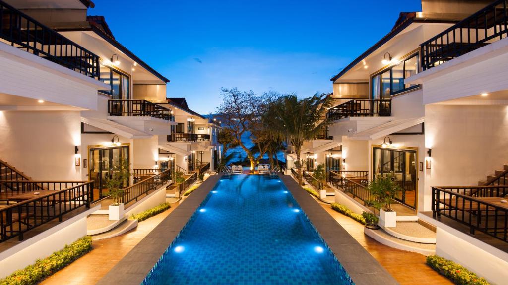 a corridor of a building with a pool in the middle at Simple Life Cliff View Resort in Koh Tao