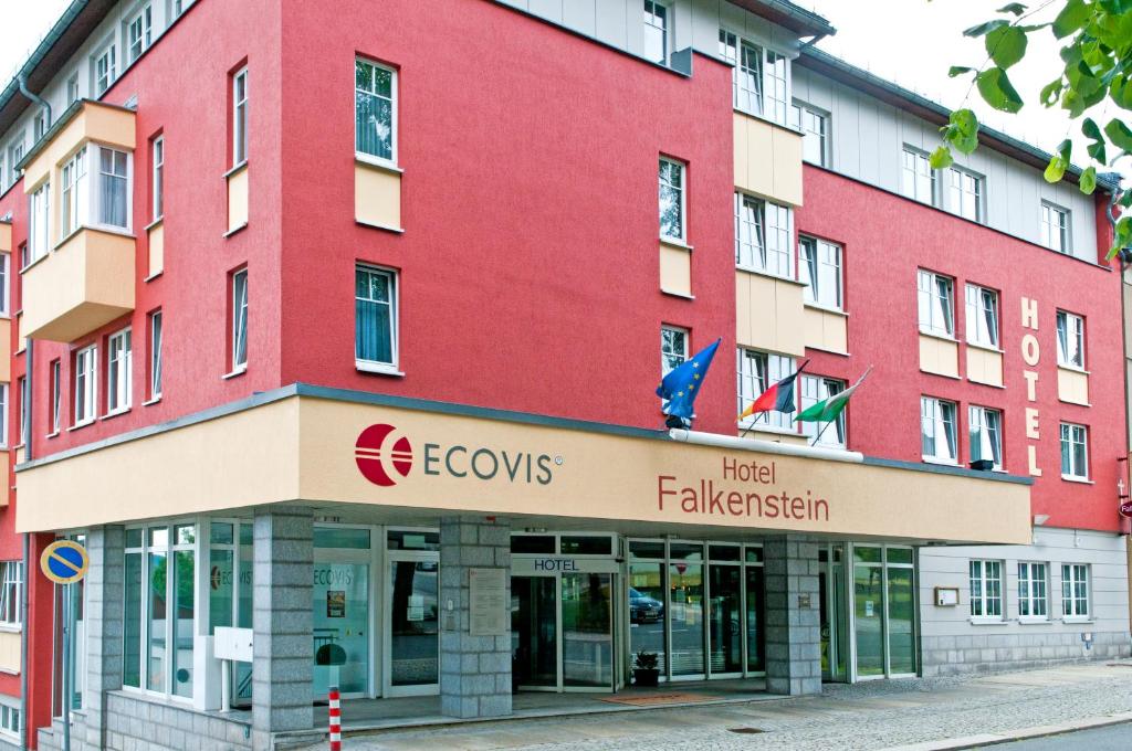 ein rotes Gebäude mit einem Schild auf der Vorderseite in der Unterkunft Hotel Falkenstein in Falkenstein