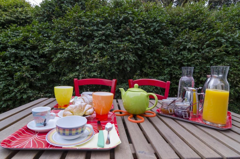 a picnic table with a tray of food and orange juice at Al Giardino del Vicolo in Ravenna