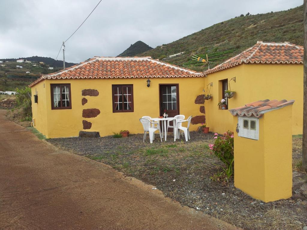 PuntallanaにあるCasa La Rehoyaの黄色の家