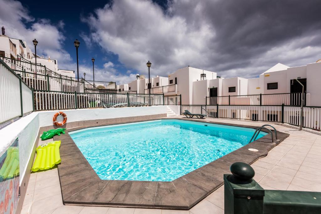 una piscina en medio de un edificio en Apartment Princesa Bitacora, en Puerto del Carmen