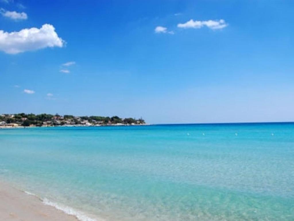 アヴォラにあるCasa Vacanza Mare Montiの青い海とビーチの景色