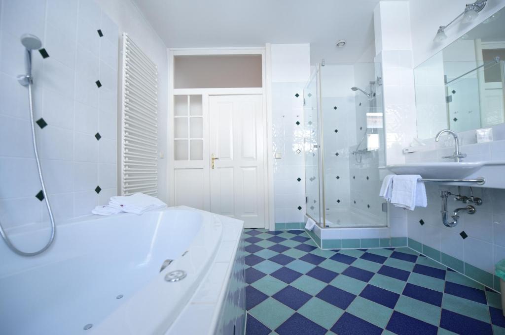 Koupelna v ubytování Hotel Post Karlon