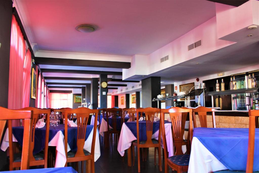 Reštaurácia alebo iné gastronomické zariadenie v ubytovaní Hotel Marbel