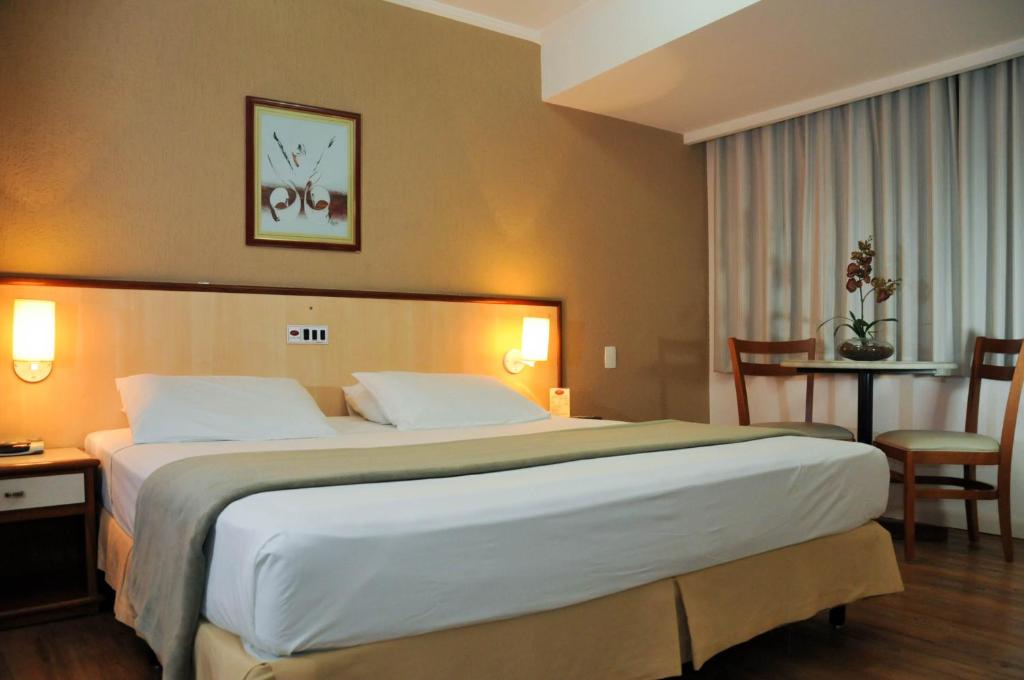 a bedroom with a large bed in a hotel room at Inter Plaza Hotel in Sorocaba