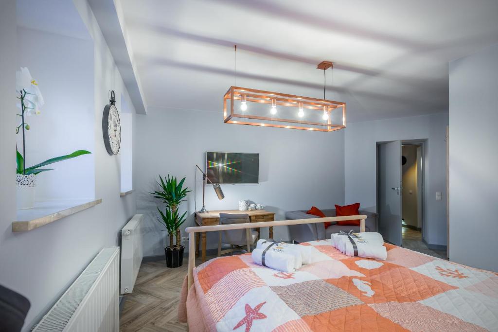 Łóżko lub łóżka w pokoju w obiekcie Sea Sail Apartments