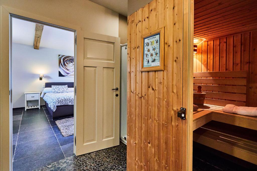 Postel nebo postele na pokoji v ubytování Wellness B&B De Zevenslaper