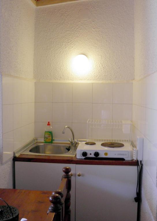 Kuchnia lub aneks kuchenny w obiekcie Akis Apartments Kontogialos-Pelekas