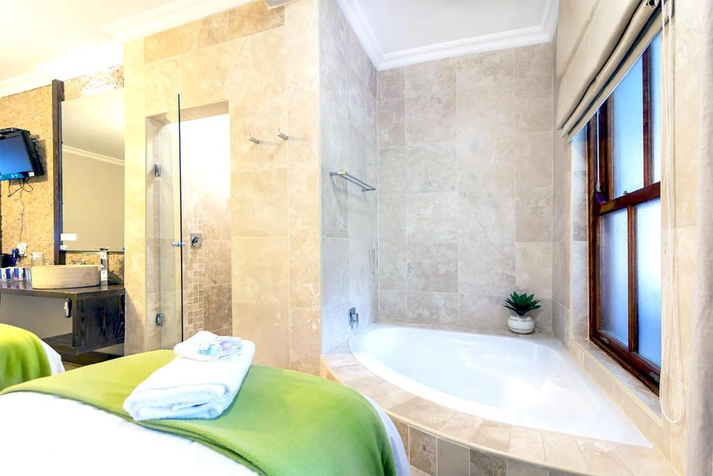 OR Tambo Guest House - 豪华三重单床房间