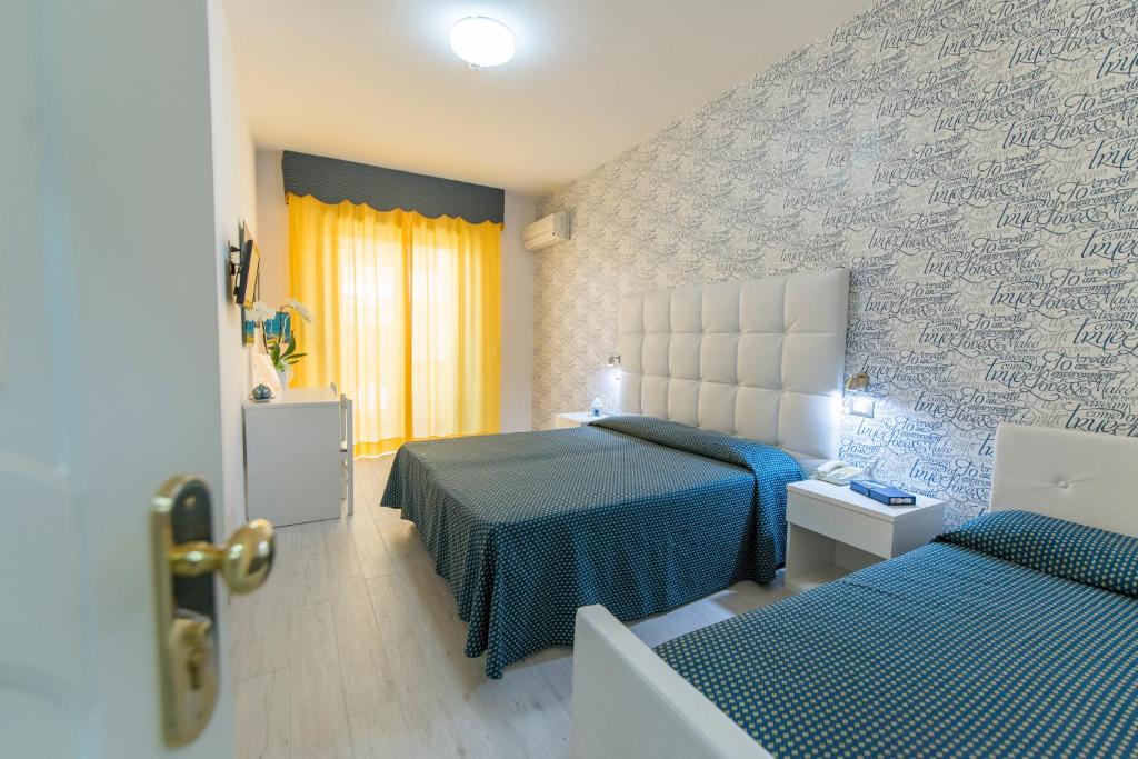 Postel nebo postele na pokoji v ubytování Nelson Hotel