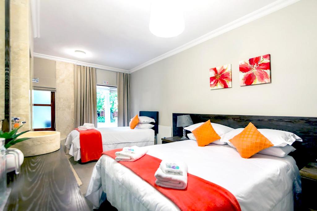 OR Tambo Guest House - 豪华家庭三人房间