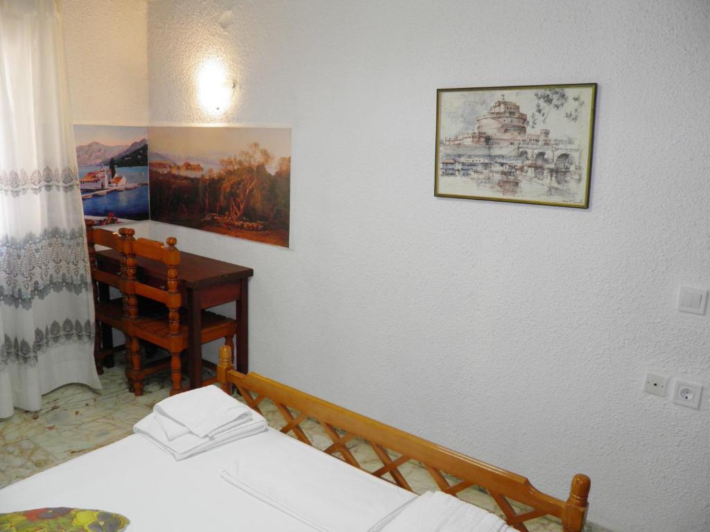 Łóżko lub łóżka w pokoju w obiekcie Akis Apartments Kontogialos-Pelekas