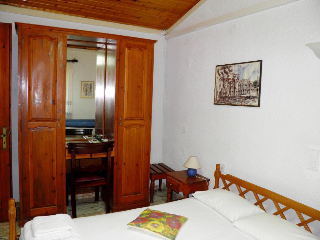 Łóżko lub łóżka w pokoju w obiekcie Akis Apartments Kontogialos-Pelekas