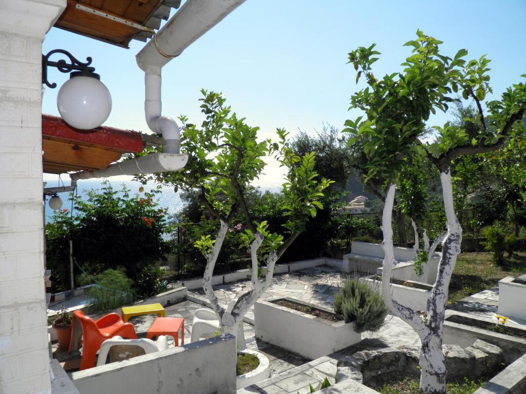 Ogród w obiekcie Akis Apartments Kontogialos-Pelekas