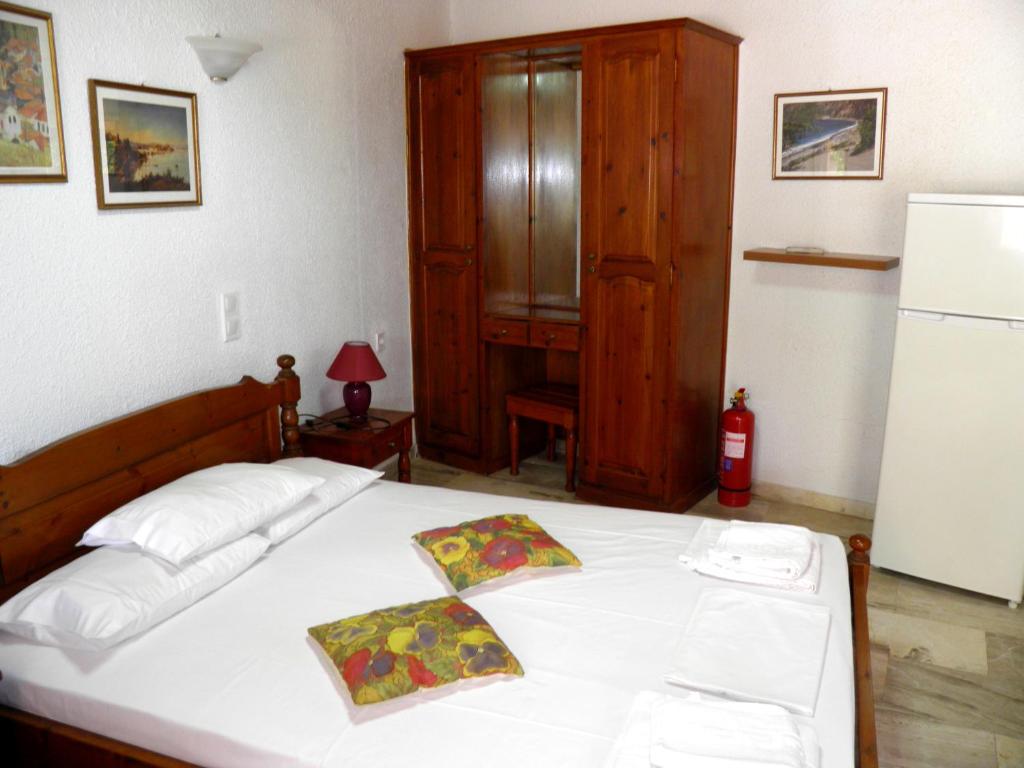 Łóżko lub łóżka w pokoju w obiekcie Akis Apartments Kontogialos-Pelekas