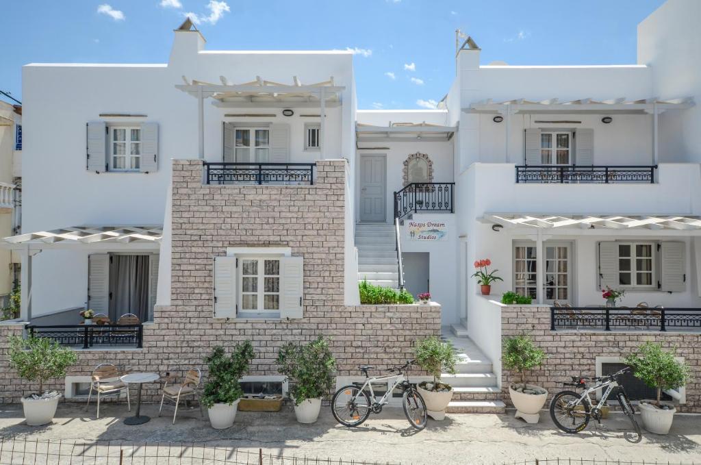 een wit huis met fietsen voor het huis bij Naxos Dream Calypso Studios in Naxos Chora