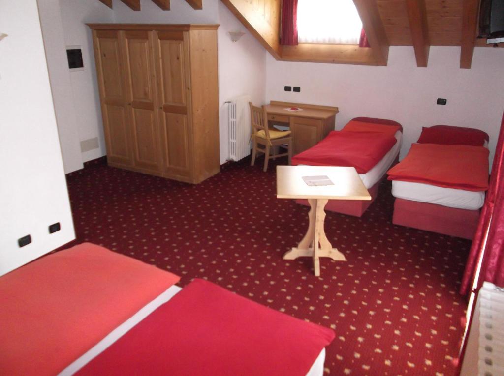 Letto o letti in una camera di Hotel Tyrolia
