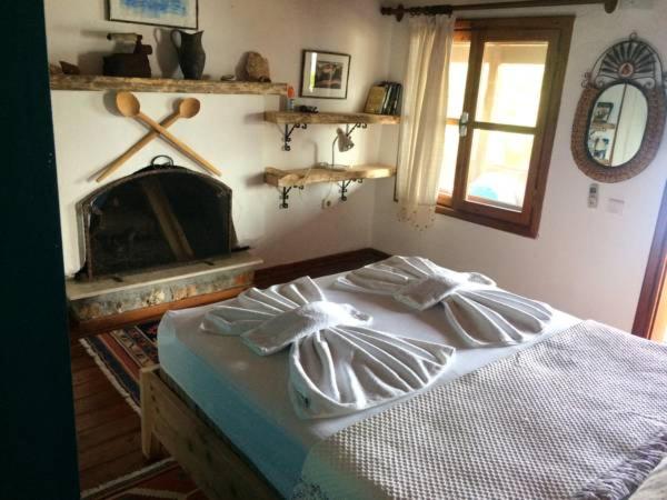 1 dormitorio con 1 cama y chimenea en Simena Pension, en Kaleucagız