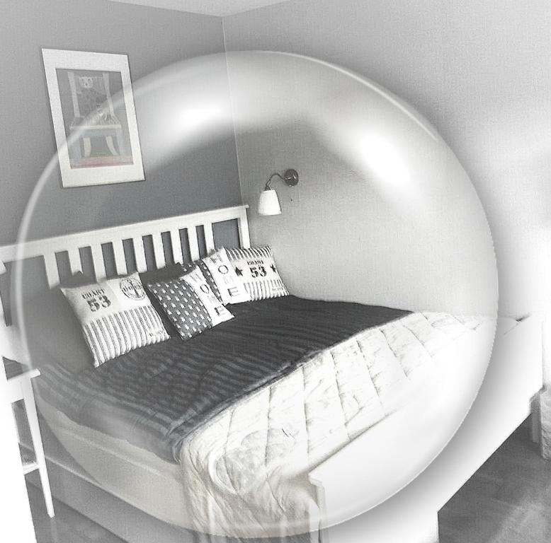 1 dormitorio con 1 cama en un espejo redondo en Wolfshagen, en Langelsheim