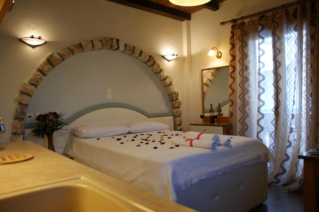 Postel nebo postele na pokoji v ubytování Santa Katerina Apartments & Studios