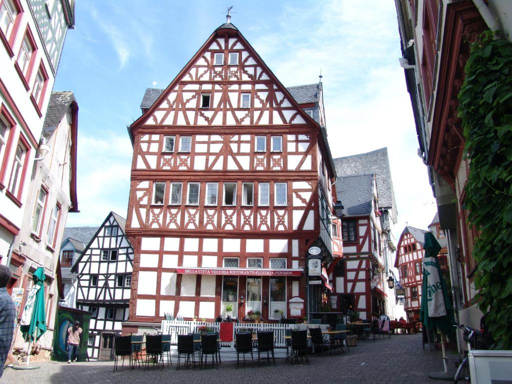 un vecchio edificio in mezzo a una strada di Bella Citta Vecchia a Limburg an der Lahn