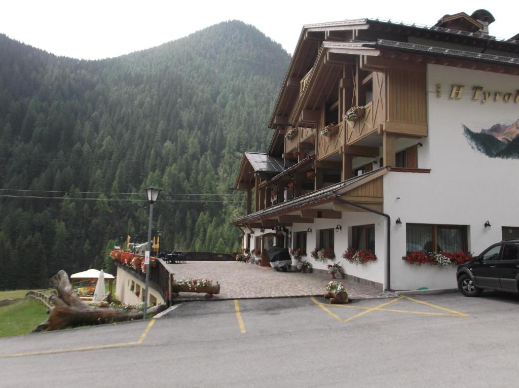 Vista generica sulle montagne o vista sulle montagne dall'interno dell'hotel