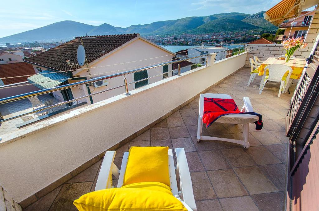 balcón con sillas y vistas a la ciudad en Apartment Ive, en Trogir