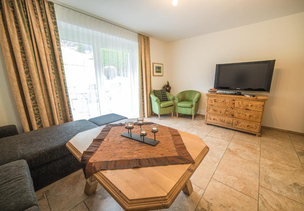 TV a/nebo společenská místnost v ubytování Chalet Bernegg