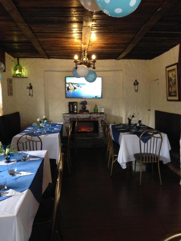 TV a/nebo společenská místnost v ubytování HOTEL Quito Antiguo