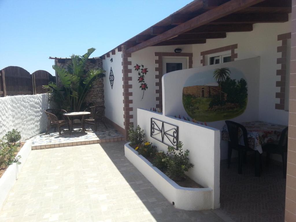 un patio di una casa con tavolo e sedie di Appartamento Vincenzina a Lampedusa