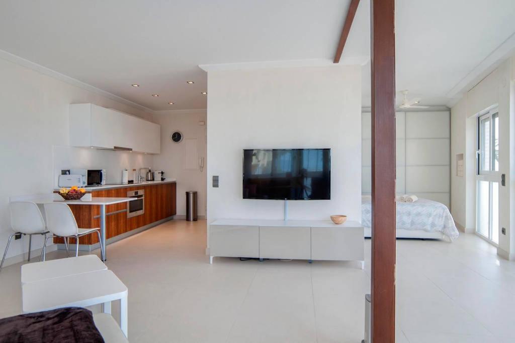TV a/nebo společenská místnost v ubytování Luxury Views Marbella